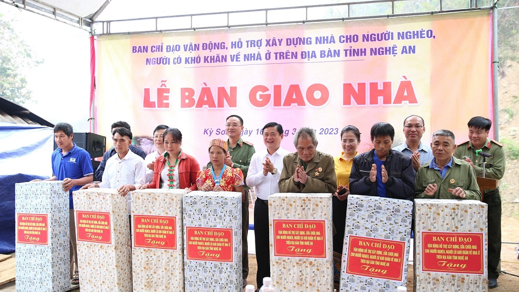 Trao tặng quà và chụp ảnh lưu niệm cùng các hộ gia đình