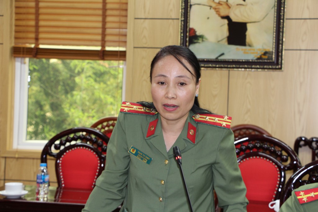 Đồng chí Trưởng Phòng 2, Cục Xây dựng phong trào bảo vệ ANTQ - Bộ Công an phát biểu tại Hội nghị