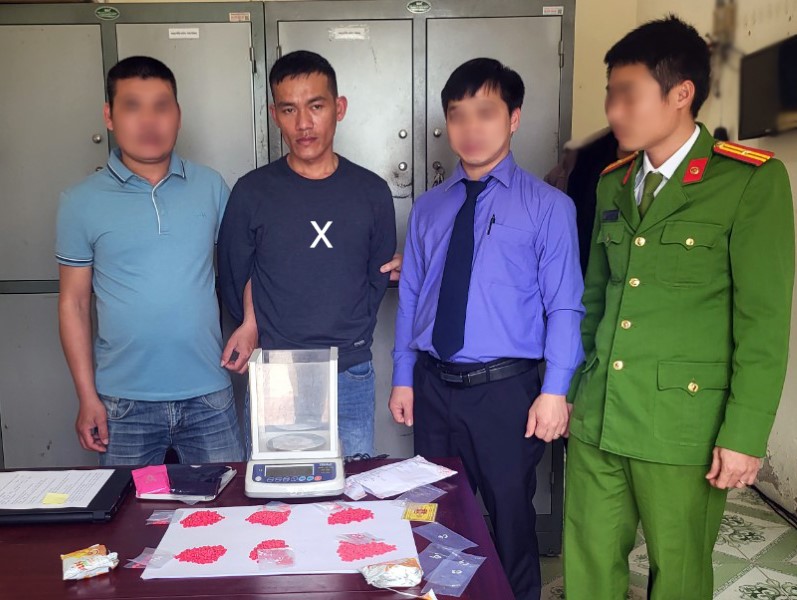 Đối tượng Phạm Anh Tuấn (x) và tang vật tại cơ quan Công an 