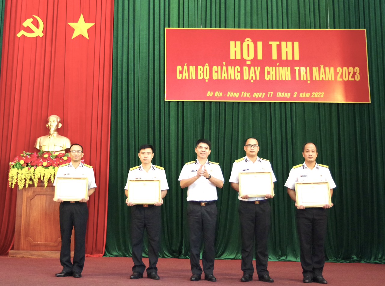 Thủ trưởng Lữ đoàn 171 trao giải cho các thí sinh có thành tích cao trong hội thi