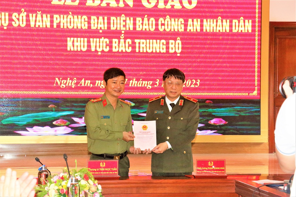 Công an Nghệ An bàn giao trụ sở làm việc cho Văn phòng đại diện Báo Công an nhân dân khu vực Bắc Trung Bộ