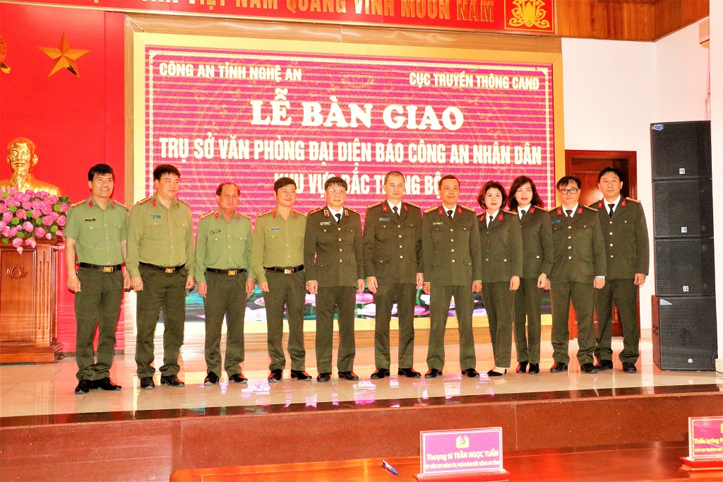 Các đại biểu chụp ảnh lưu niệm