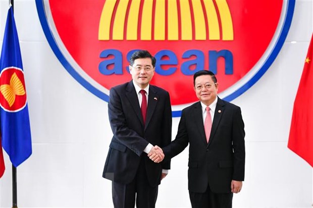Tổng thư ký ASEAN Kao Kim Hourn (phải) và Bộ trưởng Ngoại giao Trung Quốc Tần Cương tại cuộc gặp ở Jakarta.