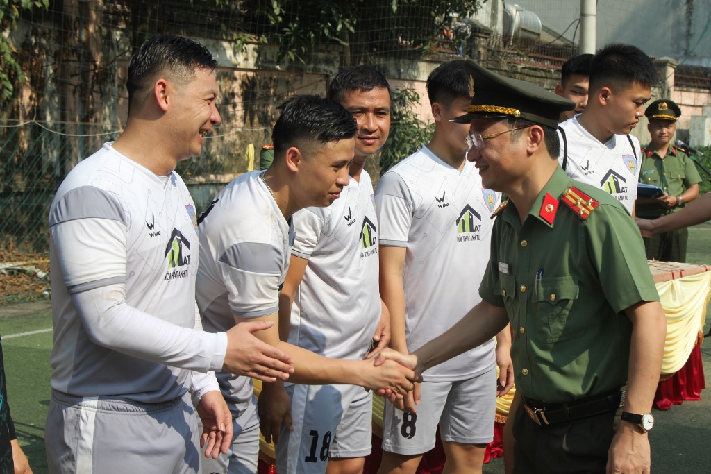 Đồng chí Thượng tá Trần Ngọc Tuấn, Phó Giám đốc Công an tỉnh chúc mừng cán bộ, chiến sĩ Phòng Cảnh sát cơ động 