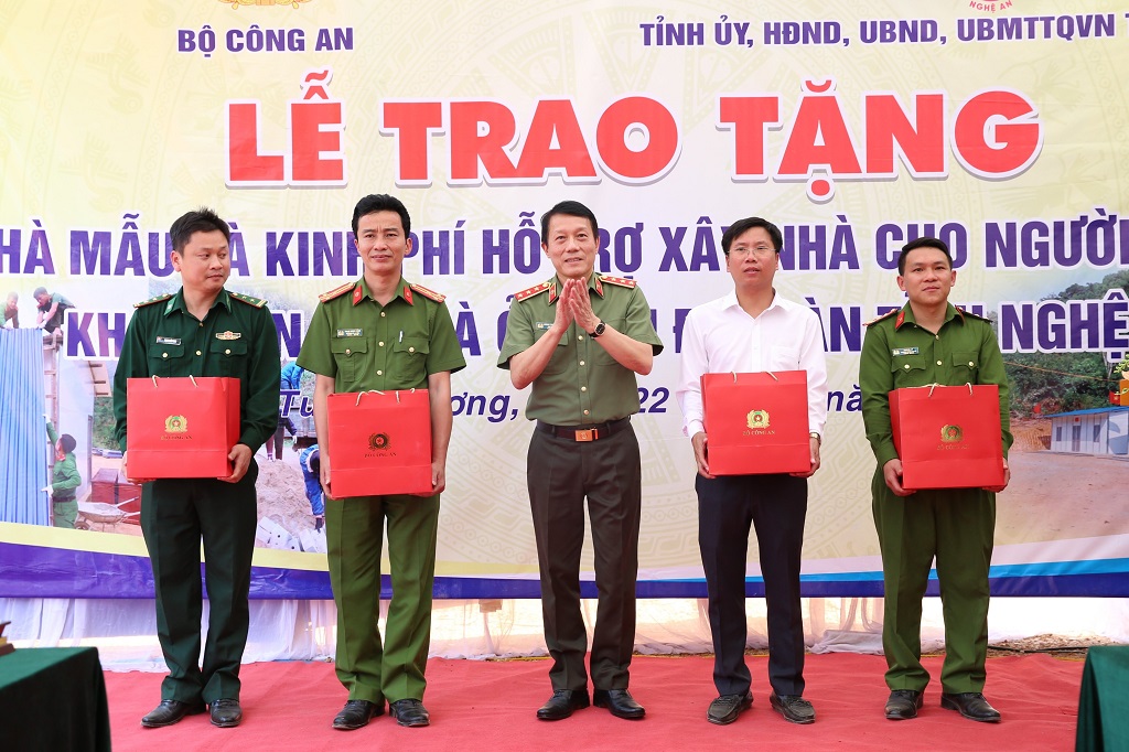 Đồng chí Thượng tướng Lương Tam Quang, Thứ trưởng Bộ Công an trao quà tặng Công an huyện Tương Dương; Đồn Biên phòng Tam Hợp; Đảng ủy, UBND và Công an xã Tam Hợp