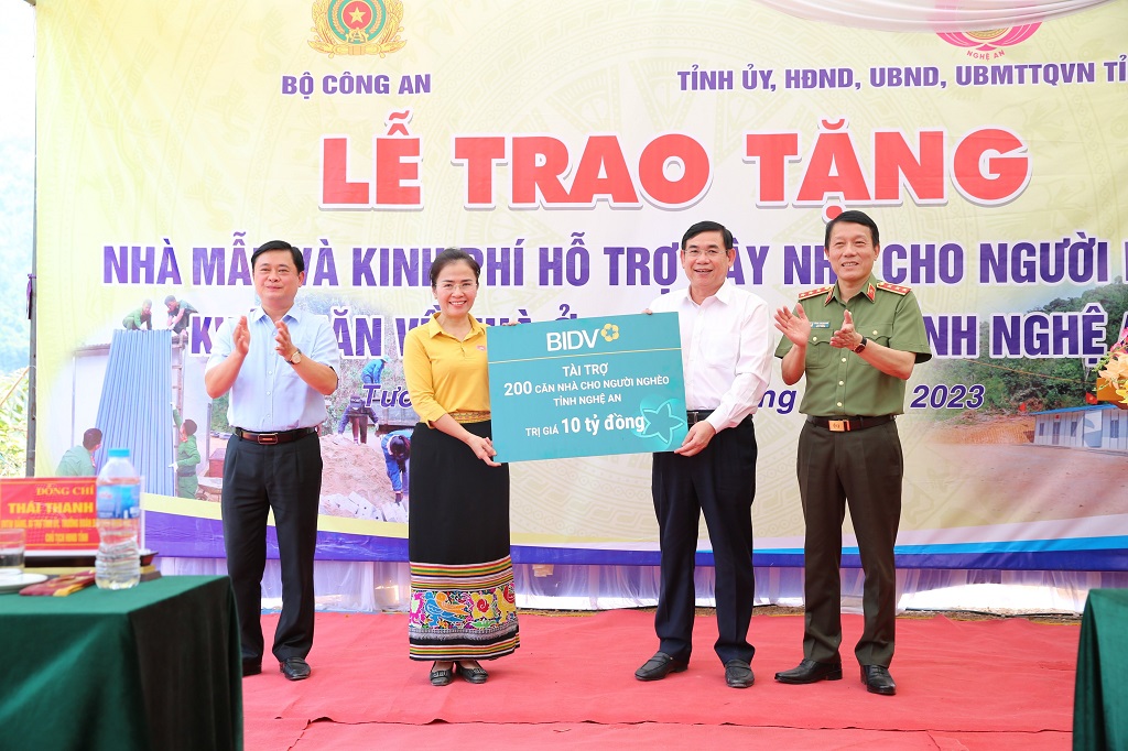 Lãnh đạo Bộ Công an và Lãnh đạo tỉnh tiếp nhận kinh phí hỗ trợ kinh phí xây dựng nhà từ đơn vị tài trợ