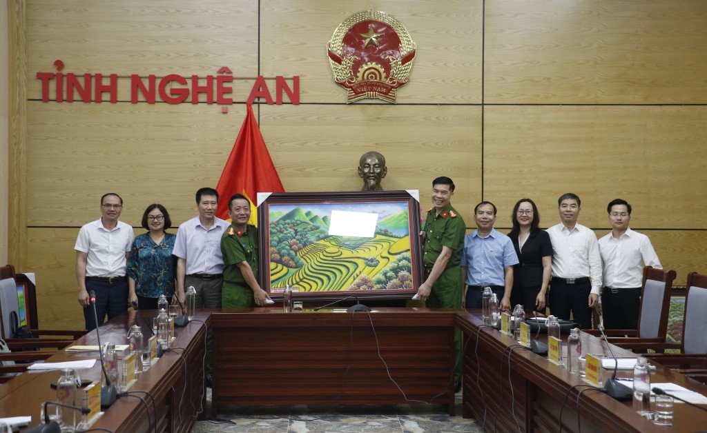 Đoàn công tác tỉnh Yên Bái tặng quà lưu niệm tỉnh Nghệ An