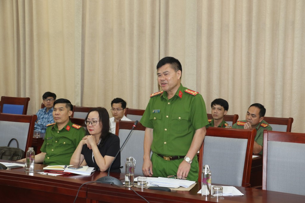 Lãnh đạo Phòng Cảnh sát quản lý hành chính về trật tự xã hội Công an Nghệ An chia sẻ kinh nghiệm trong quá trình thu nhận định danh điện tử trên địa bàn tỉnh Nghệ An