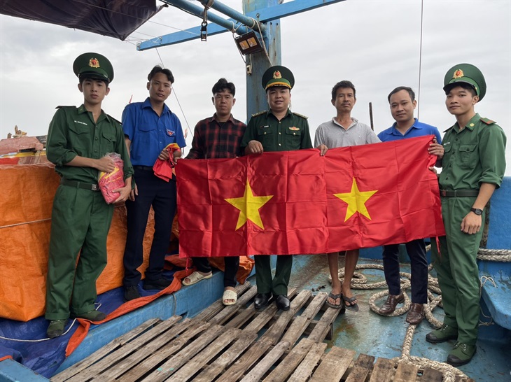 Bộ đội Biên phòng tỉnh tuyên truyền phổ biến pháp luật nâng cao  nhận thức về chống khai thác IUU cho ngư dân.