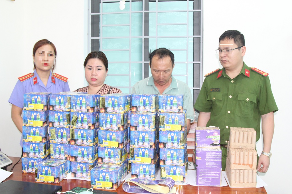 Đối tượng Phùng Nguyễn Thanh Vi và Phạm Công Sử cùng tang vật tại Cơ quan Công an