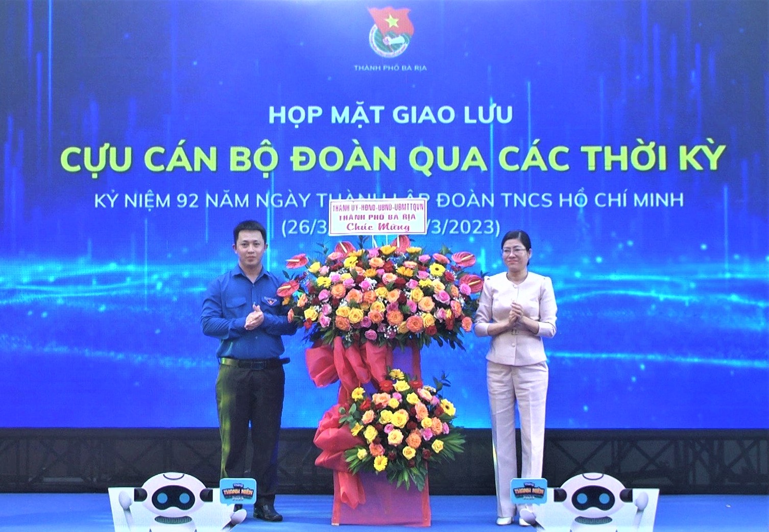 Bà Lê Thị Thủy, Phó Bí thư Thường trực Thành ủy Bà Rịa tặng hoa chúc mừng kỷ niệm Ngày thành lập Đoàn TNCS Hồ Chí Minh cho Thành Đoàn Bà Rịa.