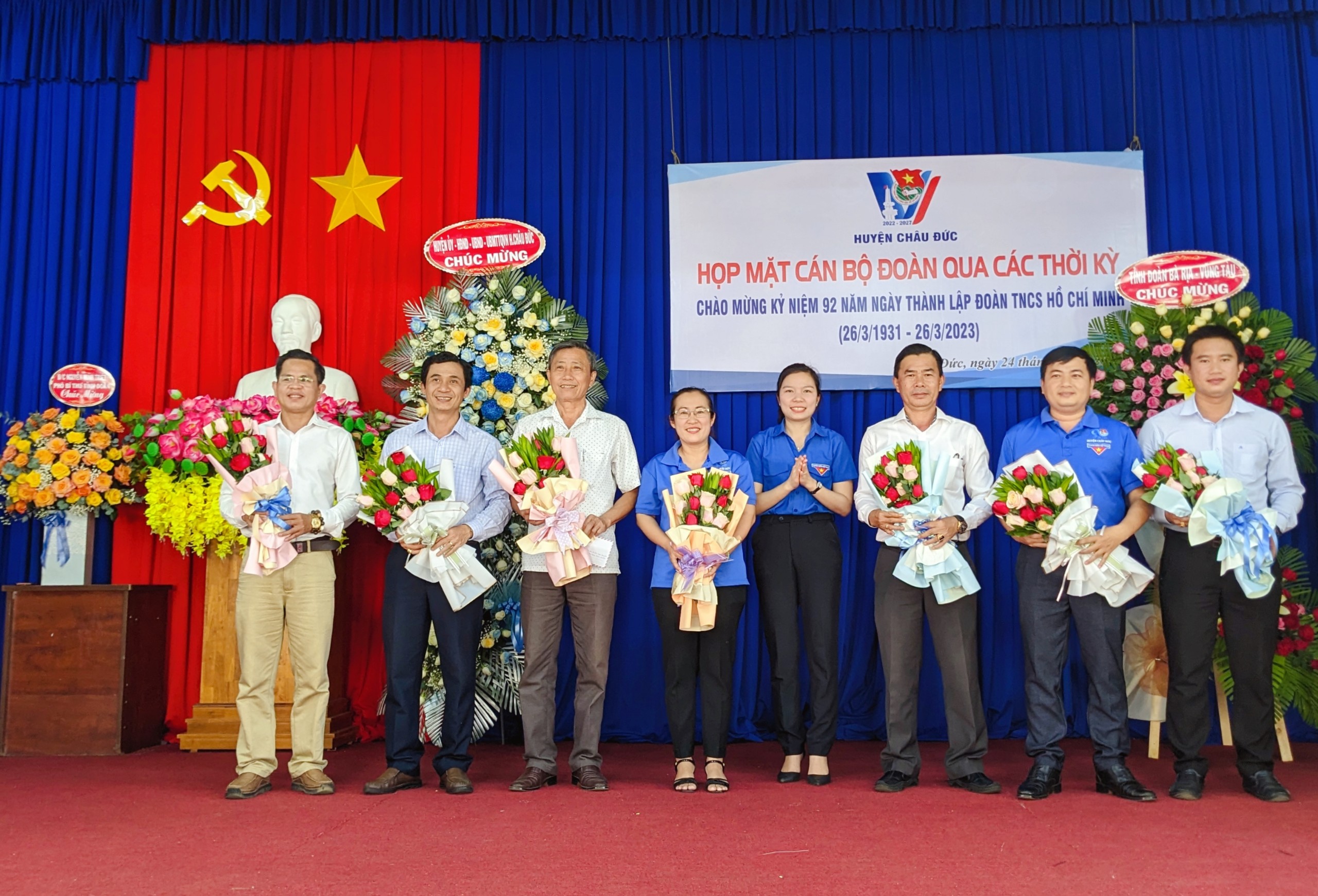 Chị Trần Thị Kim Khánh, Bí thư Huyện Đoàn Châu Đức tặng hoa cho nguyên lãnh đạo Huyện Đoàn các thời kỳ.