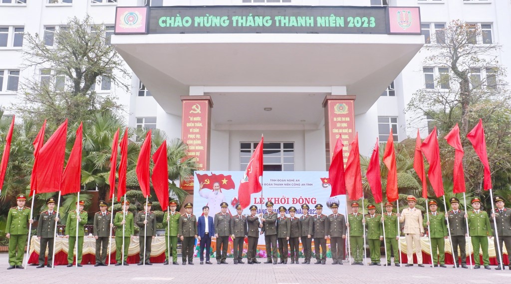Đồng chí Thượng tá Trần Ngọc Tuấn - Phó Giám đốc Công an tỉnh lên trao cờ khởi động Tháng Thanh niên cho tập thể cán bộ, đoàn viên, thanh niên Công an tỉnh Nghệ An