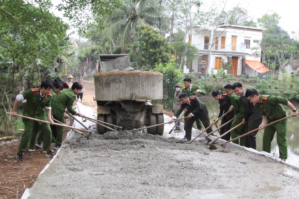 ĐVTN Công an huyện Nghĩa Đàn tích cực giúp dân làm đường giao thông