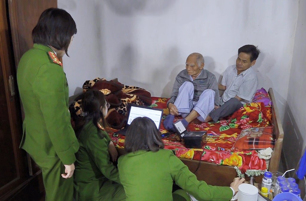 ĐVTN Công an Nghệ An đến tận nhà người dân - các cụ già, người ốm đau, bệnh tật để làm căn cước công dân  