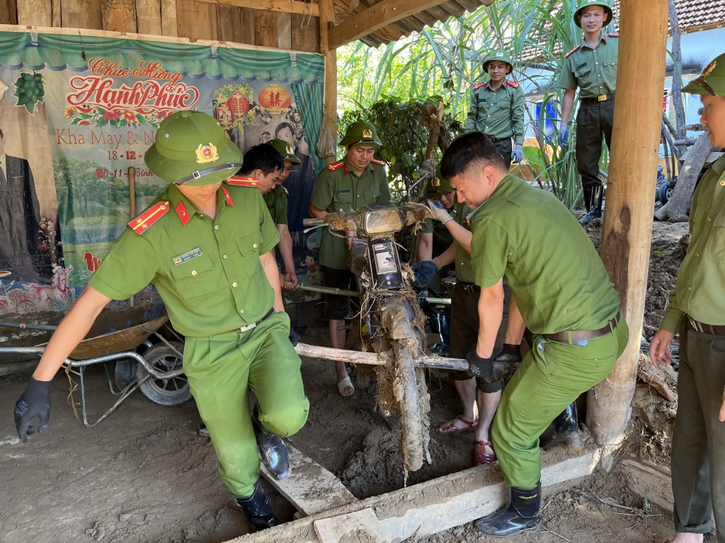 ĐVTN Công an Nghệ An chung tay khắc phục hậu quả lũ quét cho bà con tại huyện Kỳ Sơn