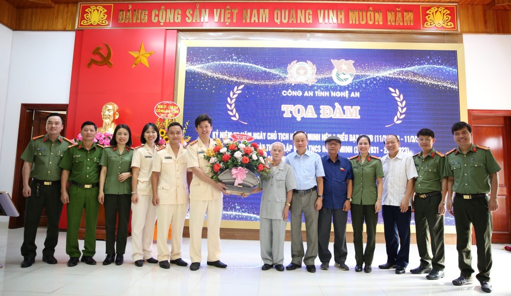 Cán bộ đoàn qua các thời kỳ tặng hoa chúc mừng Ban Chấp hành Đoàn Thanh niên Công an tỉnh