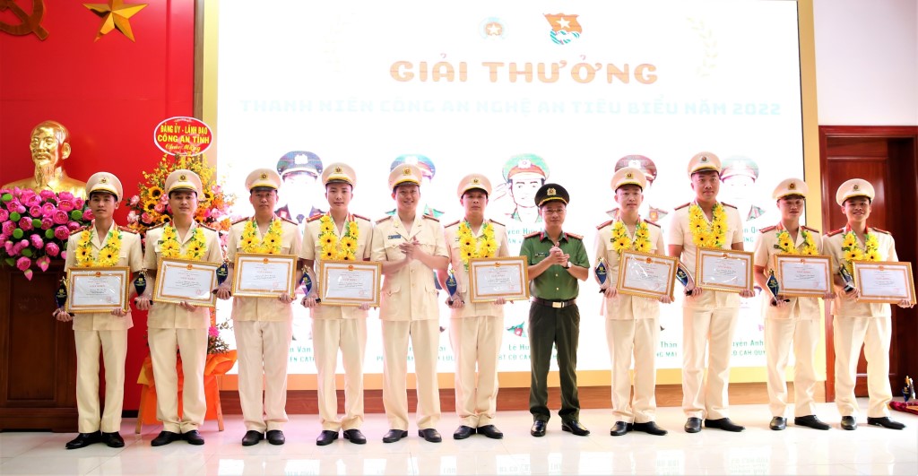 Trao Giấy khen của Giám đốc Công an tỉnh, vòng hoa và biểu trưng tặng 10 thanh niên Công an Nghệ An tiêu biểu