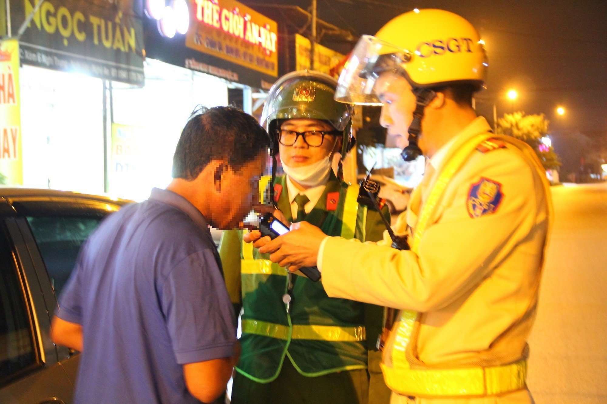 Một chốt kiểm tra nồng độ cồn được Công an huyện Nghi Lộc lập tại thị trấn Quán Hành, (huyện Nghi Lộc)
