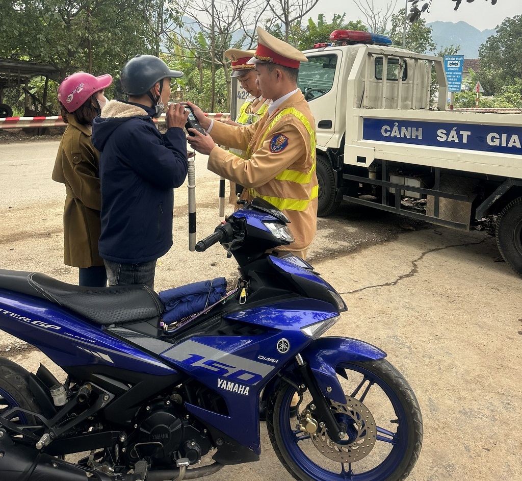 Ngoài người điều khiển xe ô tô thì người điều khiển xe mô tô cũng được lực lược chức năng chú trọng kiểm tra (Công an các huyện Tân Kỳ, Con Cuông kiểm tra nồng độ cồn người điều khiển xe mô tô)