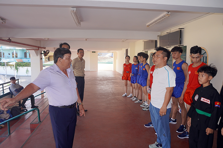 Lãnh đạo Trung tâm Huấn luyện và Thi đấu TDTT tỉnh động viên một số đội tuyển tập luyện tại SVĐ Lam Sơn.