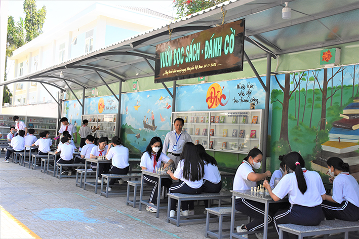  HS Trường THCS Phước Bửu cùng nhau đọc sách, chơi cờ tại “Vườn đọc sách - đánh cờ”.