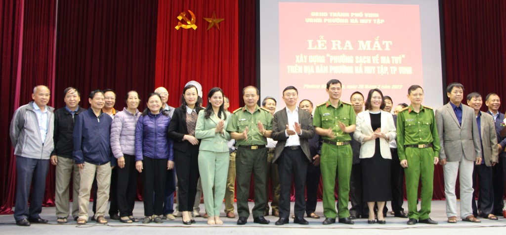 Các đại biểu chụp ảnh lưu niệm