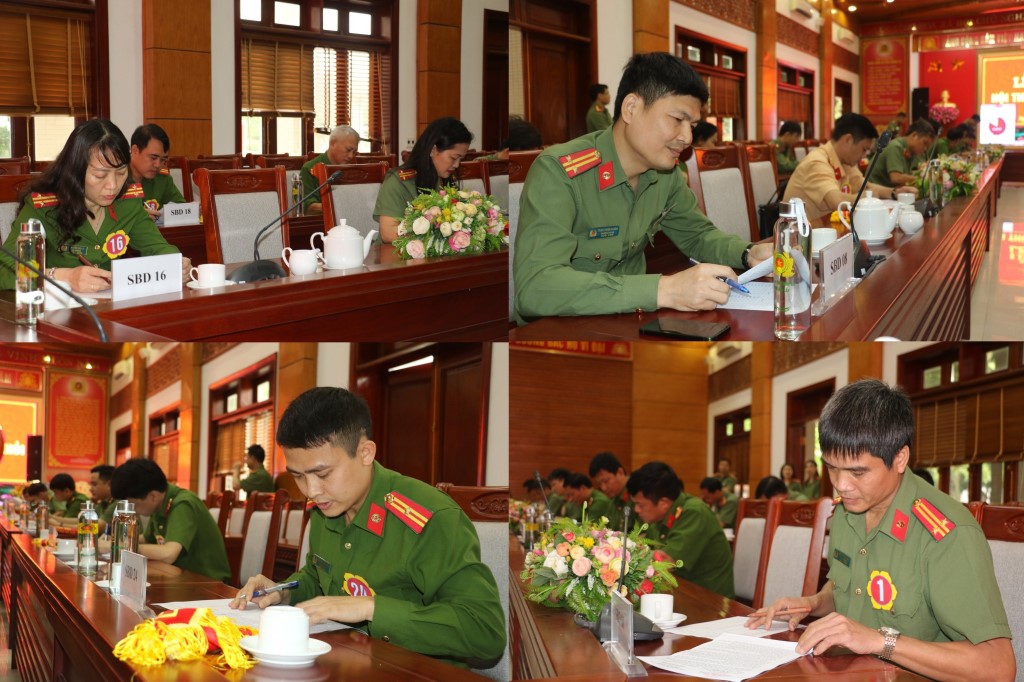 32 Bí thư chi bộ tiến hành làm phần thi trắc nghiệm