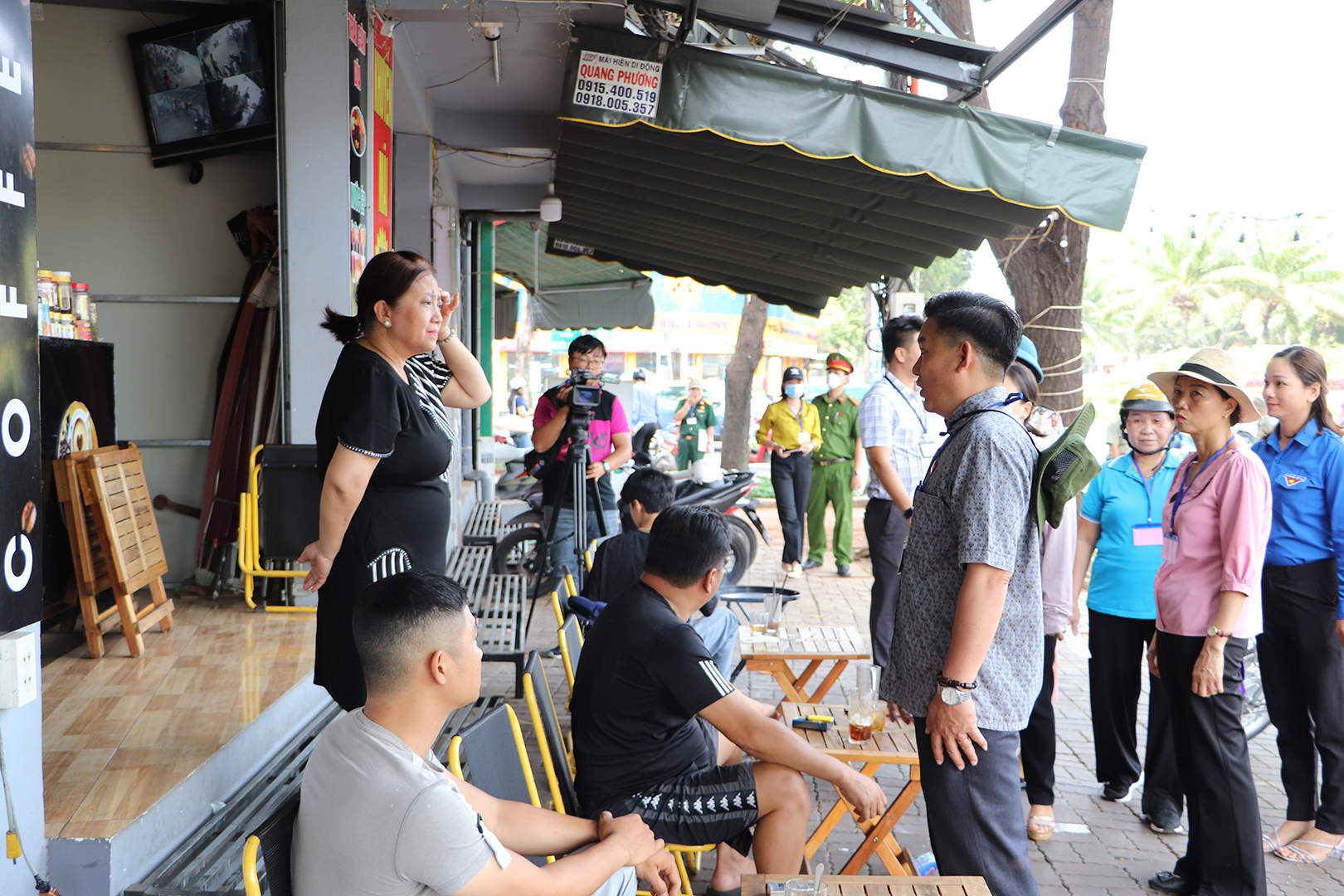 Đoàn nhắc nhở một hộ kinh doanh cà phê đường Bình Giã không lấn chiếm vỉa hè để buôn bán.
