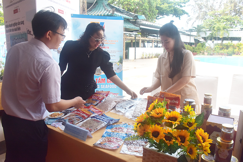 Các đại biểu tham quan gian trưng bày thủy hải sản của Công ty CP Dịch vụ Thương mại Thuận Huệ 