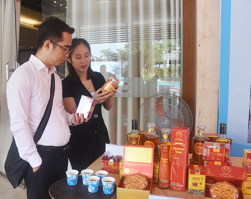 Nhân viên giới thiệu khách mời về sản phẩm trà đông trùng hạ thảo của Công ty TNHH Nuôi trồng nấm Hòa Long