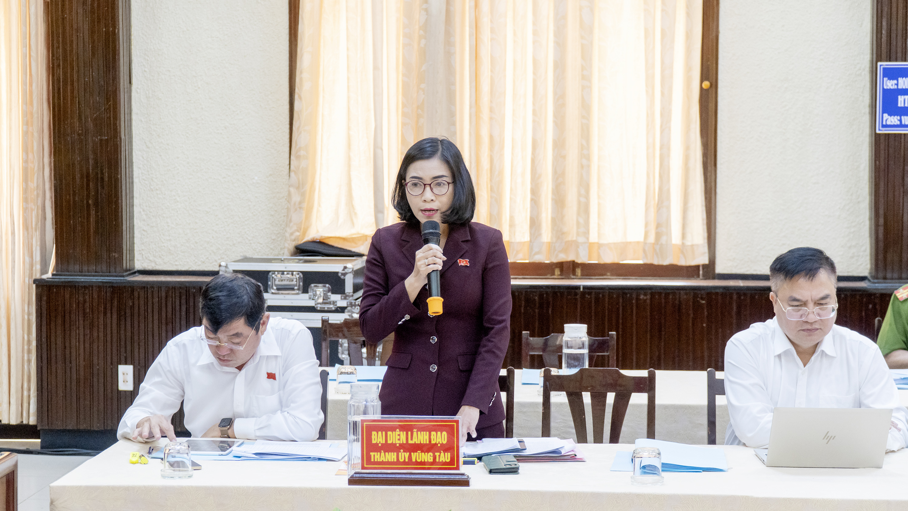 Đại diện lãnh đạo Thành ủy Vũng Tàu phát biểu tham luận tại cuộc họp giao ban.