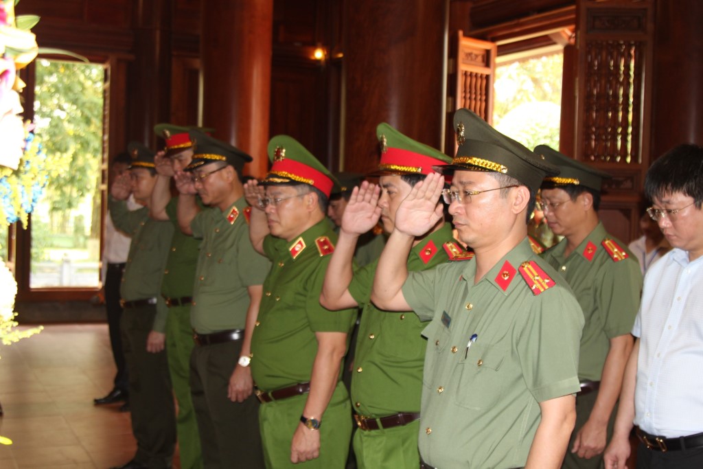 Đoàn đại biểu tưởng nhớ công ơn trời biển của Chủ tịch Hồ Chí Minh