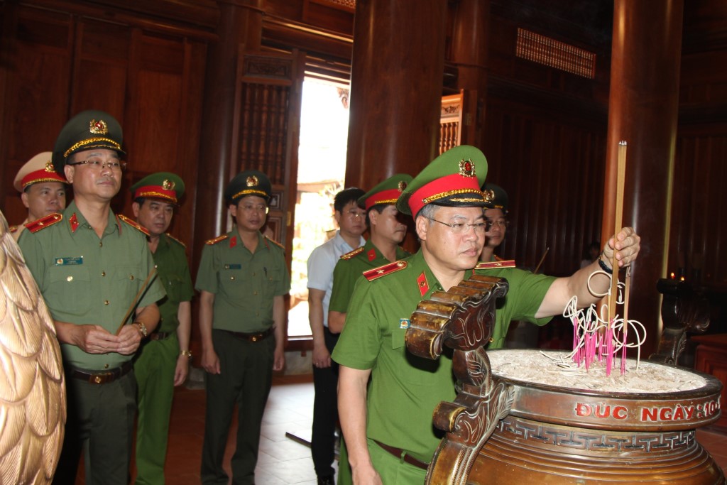 Đồng chí Thiếu tướng Nguyễn Văn Long, Uỷ viên Ban Thường vụ Đảng uỷ Công an Trung ương, Thứ trưởng Bộ Công an thành kính bày tỏ lòng biết ơn trước anh linh Chủ tịch Hồ Chí Minh