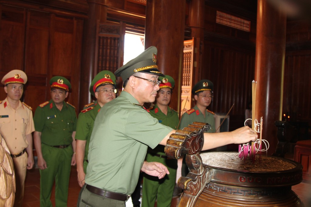 Đồng chí Thiếu tướng Phạm Thế Tùng, Uỷ viên Ban Thường vụ Tỉnh uỷ, Bí thư Đảng uỷ, Giám đốc Công an tỉnh thắp hương tại Khu di tích Quốc gia đặc biệt Kim Liên