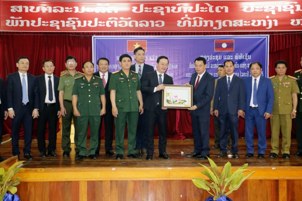 Lãnh đạo tỉnh Hủa Phăn tặng bức tranh lưu niệm cho Lãnh đạo tỉnh Nghệ An