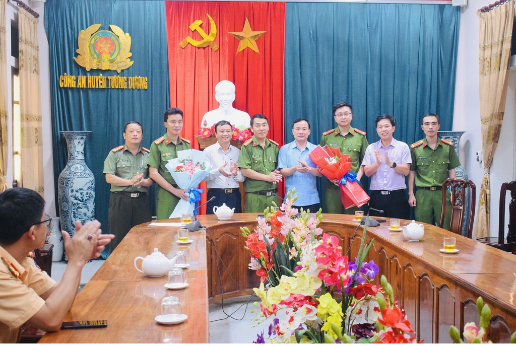Lãnh đạo Huyện ủy, UBND huyện Tương Dương chúc mừng và khen thưởng đột xuất Ban chuyên án