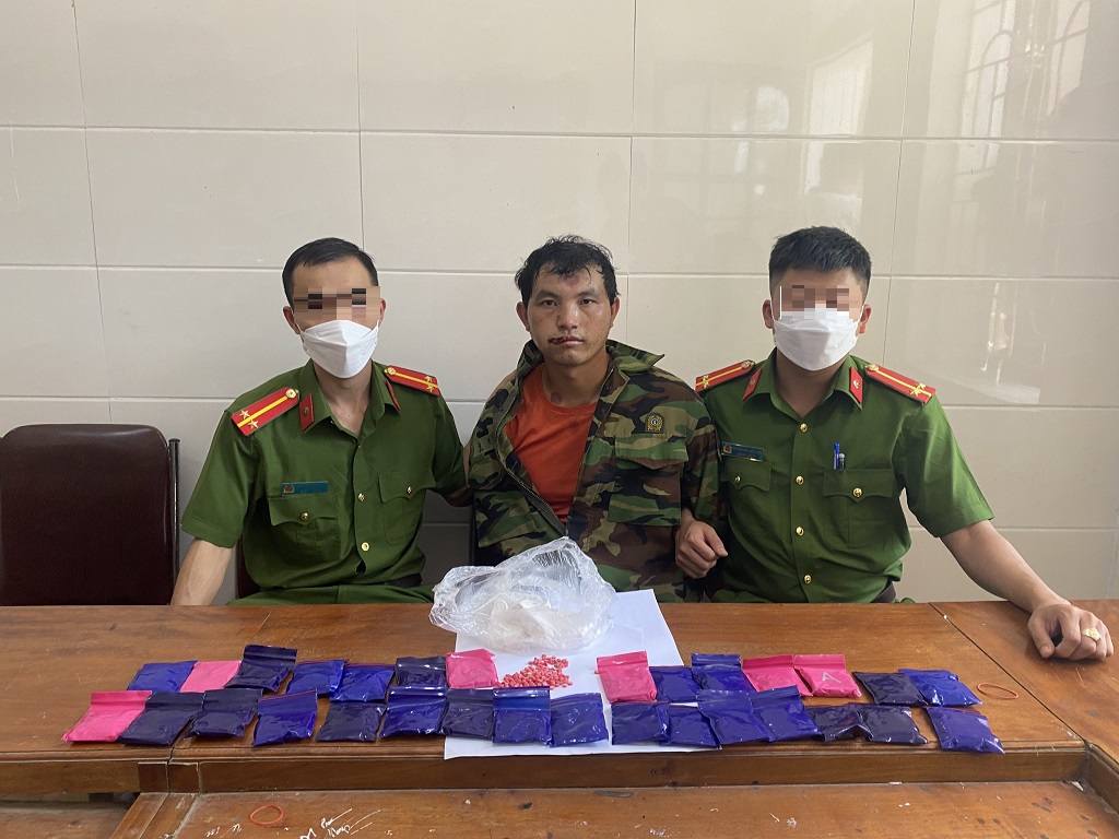 Đối tượng Và Bá Tủa cùng tang vật chuyên án tại cơ quan Công an