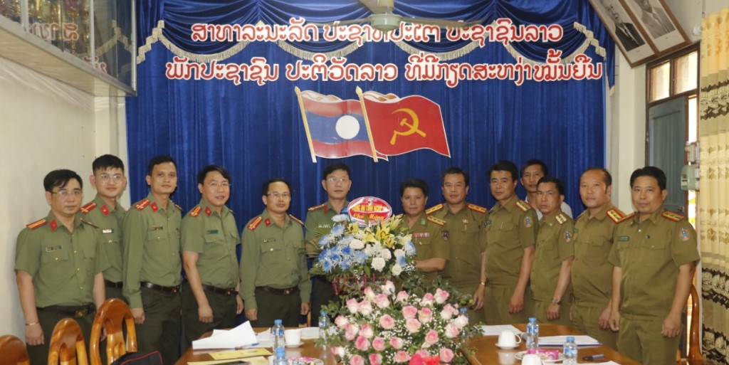 Đồng chí Đại tá Lê Văn Thái, Phó Giám đốc Công an tỉnh Nghệ An tặng hoa chúc mừng Công an tỉnh Hủa Phăn nhân dịp 62 năm thành lập lực lượng Công an nước CHDCND Lào