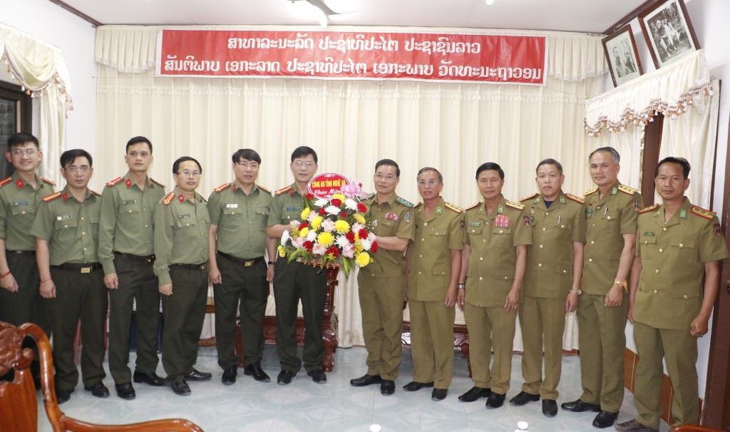 Đồng chí Đại tá Lê Văn Thái, Phó Giám đốc Công an tỉnh tặng hoa chúc mừng ngày truyền thống Công an Lào