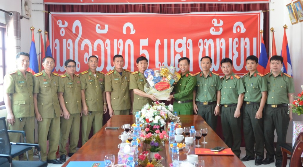 Công an tỉnh Nghệ An tặng quà Công an tỉnh Bô Ly Khăm Xay