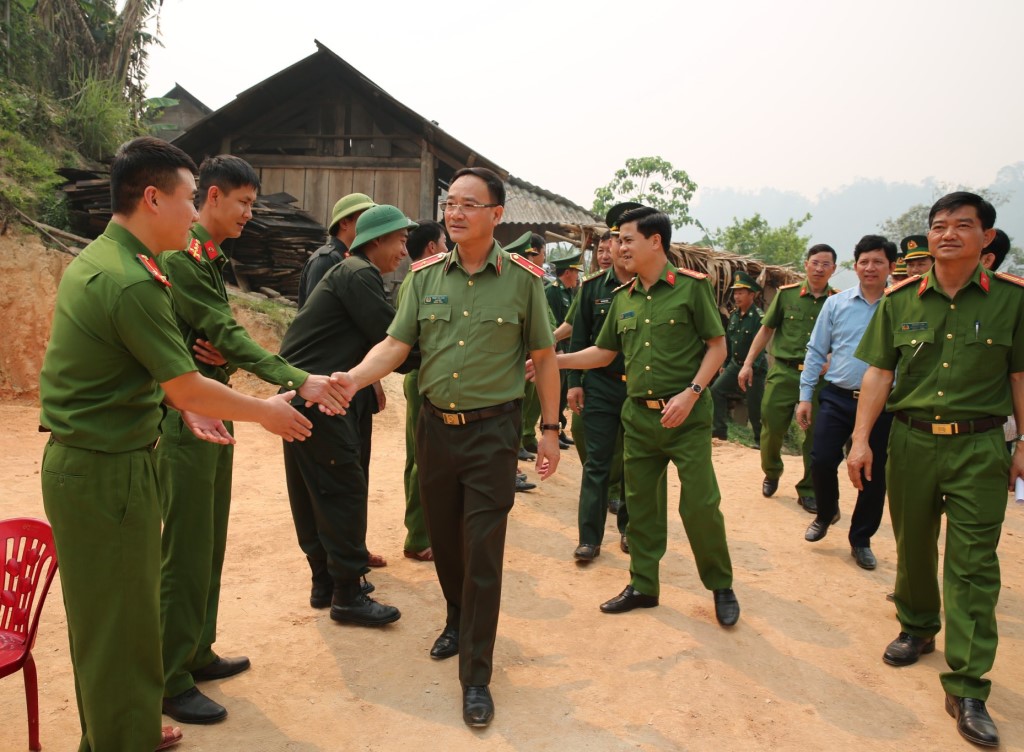 Đồng chí Giám đốc Công an tỉnh thăm hỏi cán bộ, chiến sĩ lực lượng Công an tham gia hỗ trợ người dân xây dựng nhà ở