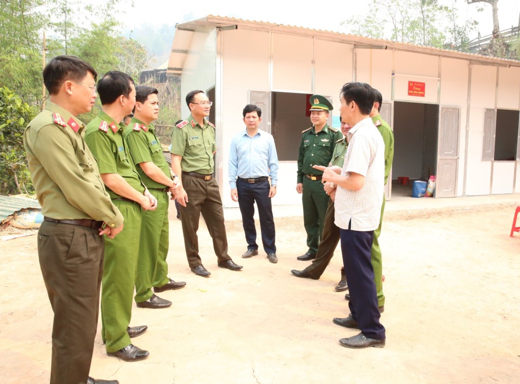 Đồng chí Giám đốc Công an tỉnh ghi nhận những nỗ lực của cấp ủy, chính quyền địa phương, lực lượng Công an cơ sở, chủ đầu tư, đơn vị thi công đã khắc phục khó khăn, tập trung lãnh đạo, chỉ đạo, đẩy nhanh tiến độ thi công