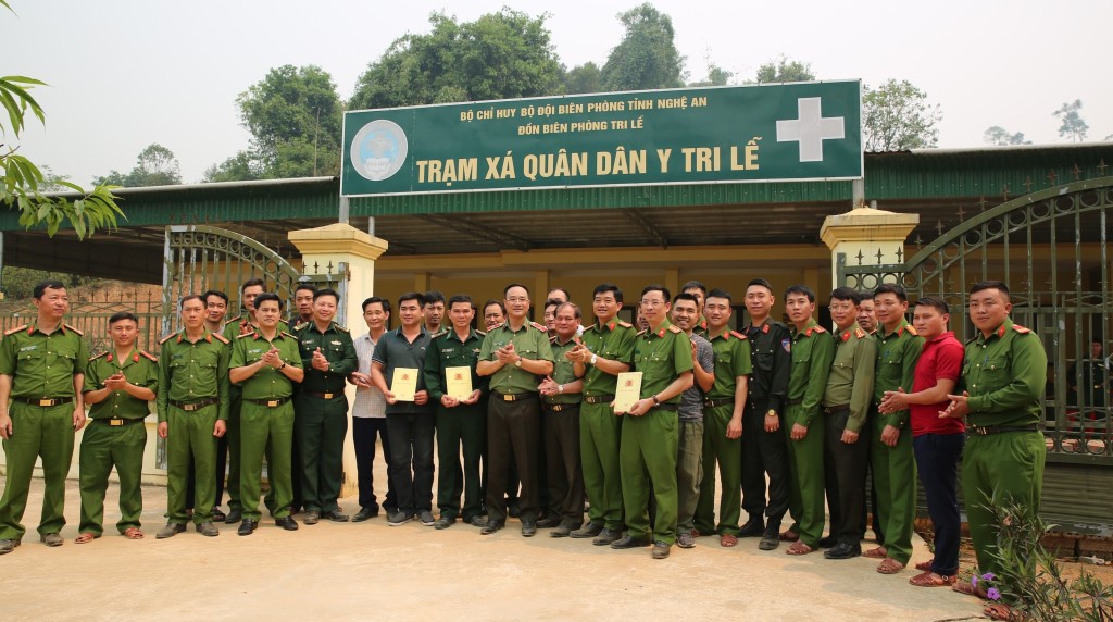 Tặng quà tổ công tác Công an tỉnh và Trạm xá Quân dân y Tri Lễ, Đồn Biên phòng Tri Lễ