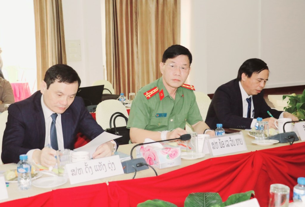Đồng chí Đại tá Lê Văn Thái, Phó Giám đốc Công an tỉnh và các đại biểu dự hội đàm
