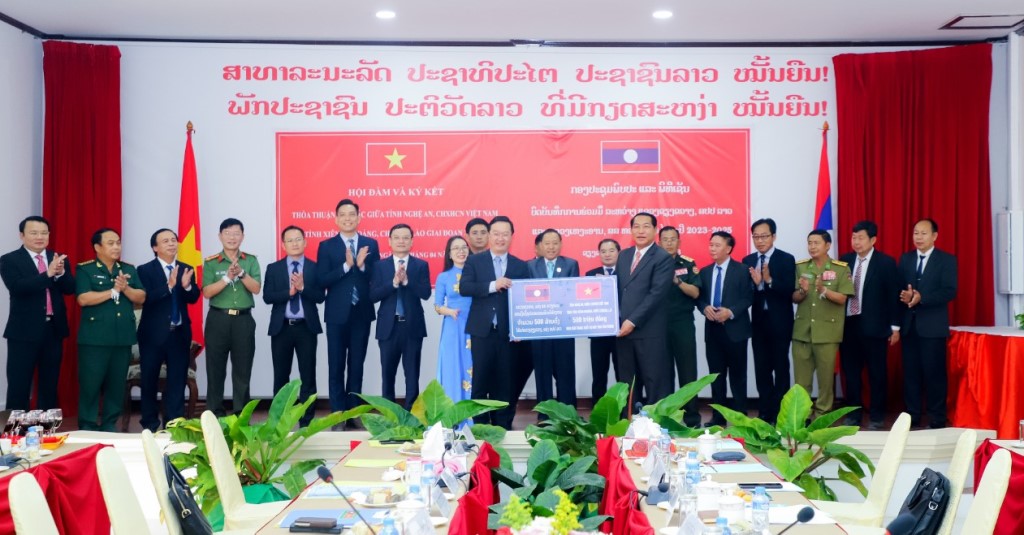 Tỉnh Nghệ An trao tặng tỉnh Xiêng Khoảng 500 triệu đồng trang bị máy tính, thiết bị văn phòng