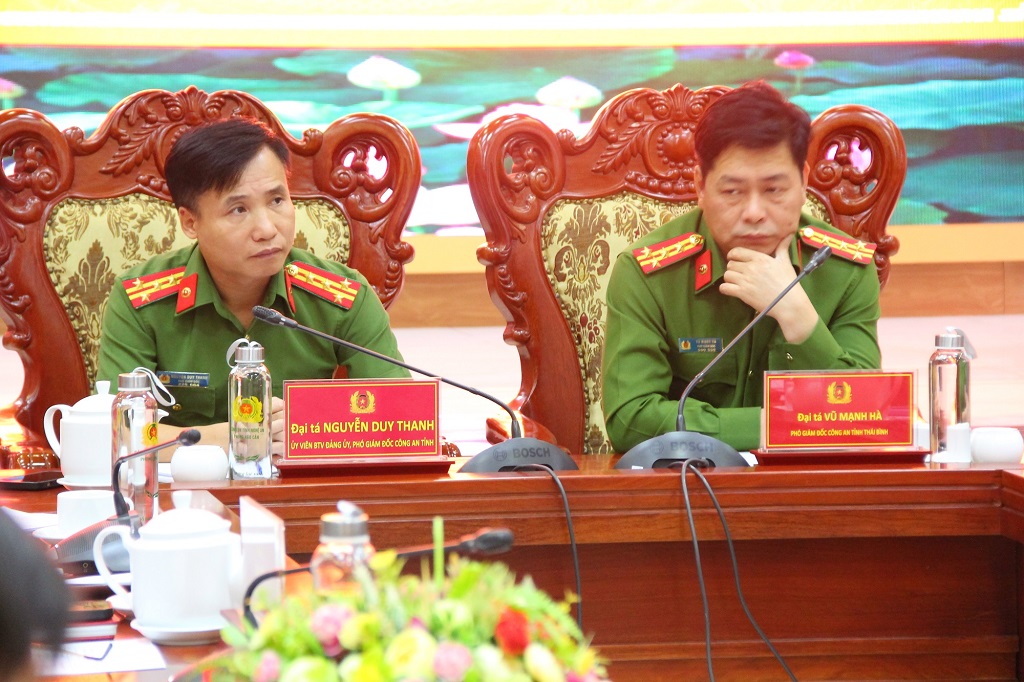 Các đồng chí Phó Giám đốc Công an tỉnh Nghệ An, Đại tá Nguyễn Duy Thanh và Phó Giám đốc Công an tỉnh Thái Bình, Đại tá Vũ Mạnh Hà, đồng chủ trì Hội nghị