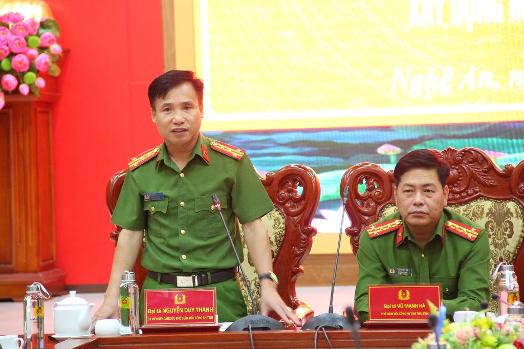 Đồng chí Đại tá Nguyễn Duy Thanh, Phó Giám đốc Công an tỉnh Nghệ An phát biểu tại Hội nghị