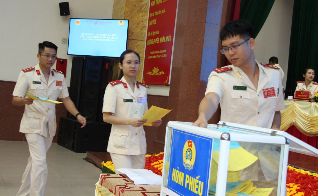 Các đại biểu bỏ phiếu bầu Ban Chấp hành Công đoàn cơ sở Phòng Hậu cần nhiệm kỳ 2023 - 2028 và đại biểu đi dự Đại hội đại biểu Công đoàn Công an tỉnh lần thứ II