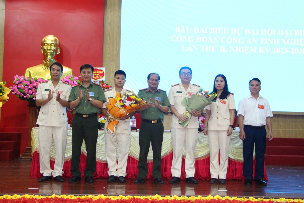 Lãnh đạo Phòng Hậu cần và Chủ tịch Công Đoàn tặng hoa chúc mừng Ban chấp hành Công đoàn khóa mới